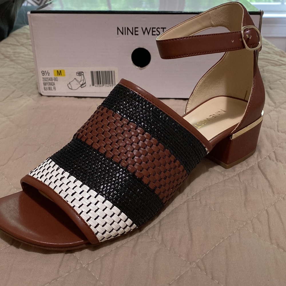 NINE WEST YADORA SANDALS. BARELY WORN! TAN BLACK WHITE COLOR. SZE 9.5.